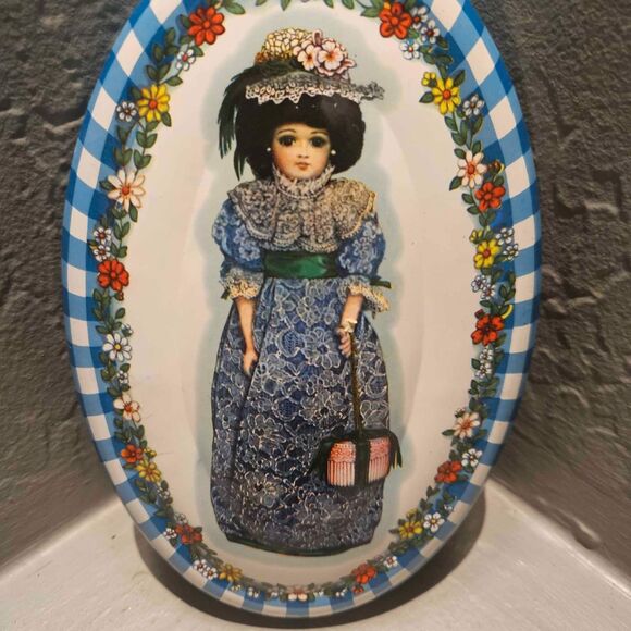 Oval Tin Victorian Dolls The Box Company - Picture 1 of 6
